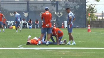 Goleiro sentiu dores após saltar para tirar uma bola e foi atendido por fisioterapeuta do clube celeste