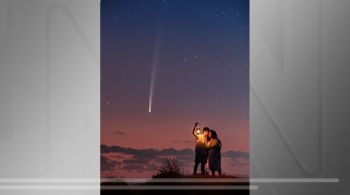 Casal foi fotografado durante sessão de fotos com participação do astro como cenário de fundo; fotógrafo responsável pelo registro diz que presença do “convidado” incomum já era aguardada