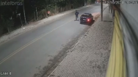 Vídeo: homem desce do carro e assedia mulher em rua de Biritiba Mirim (SP)