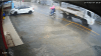 Vídeo: porta de caminhão acerta cabeça de ciclista com guarda-chuva em SC