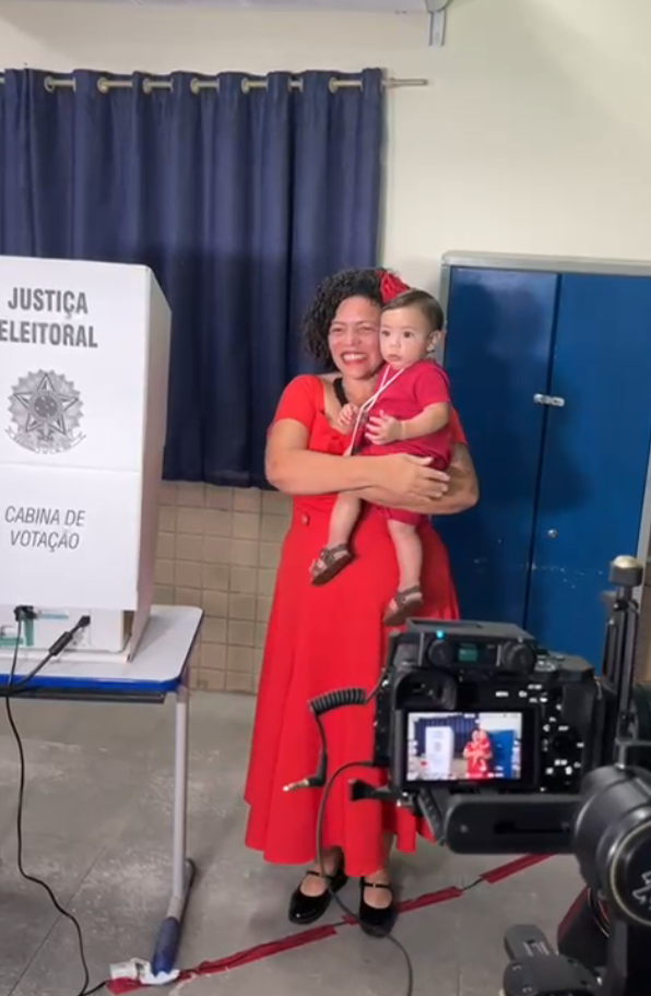 Candidata Dani Portela (PSOL) vota nas eleições municipais de Salvador, neste domingo (6).