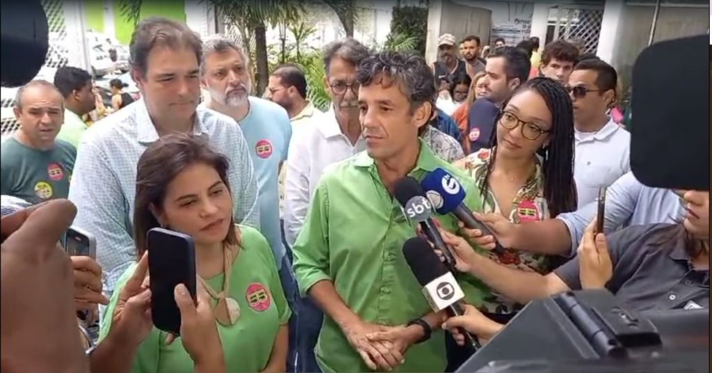 O candidato Daniel Coelho fala à imprensa após votar nas eleições municipais do Recife, neste domingo (6)