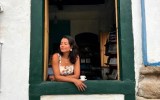 Daniela Filomeno pelos casarões históricos de Paraty (CNN Viagem & Gastronomia)