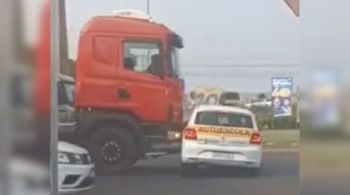 Uma aluna e um instrutor estavam no carro, no momento do acidente; ninguém ficou ferido