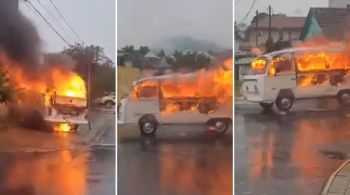 Carro seguiu em chamas por alguns metros até colidir com um poste, em uma cena que lembrou filmes de ação