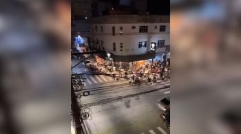 Vídeos que circulam nas redes sociais mostram o local cheio de clientes, com várias pessoas também na calçada, quando os atiradores chegam