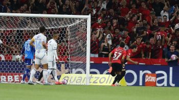 Time paranaense venceu o duelo contra o Cruzeiro por 3 a 0; Jogador da Raposa foi expulso com 4 segundos de jogo