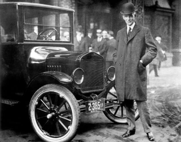 Henry Ford com o modelo T de 1921