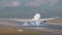 Câmera flagra imagem impressionante de avião pousando de lado em Guarulhos; veja