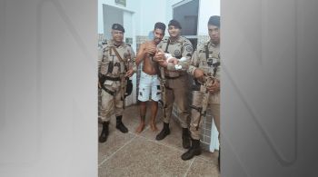 Policiais fizeram a chamada manobra de Heimlich, que é utilizada para desobstruir as vias aéreas