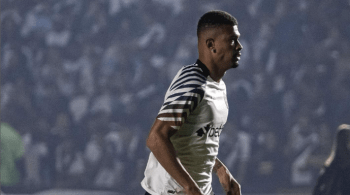 Zagueiro João Victor está de volta ao time titular após cumprir suspensão diante do Athletico-PR na fase anterior