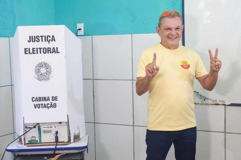 Candidato José Sarto (PDT) vota nas eleições municipais de Fortaleza, neste domingo (6).