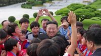 Kim Jong-un recebe norte-coreanas campeãs mundiais sub-20