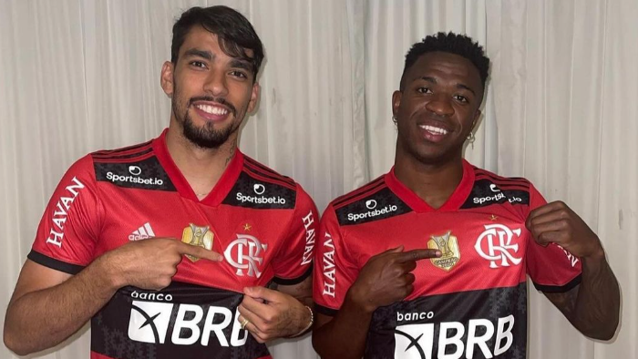 Lucas Paquetá e Vini Jr. com a camisa do Flamengo