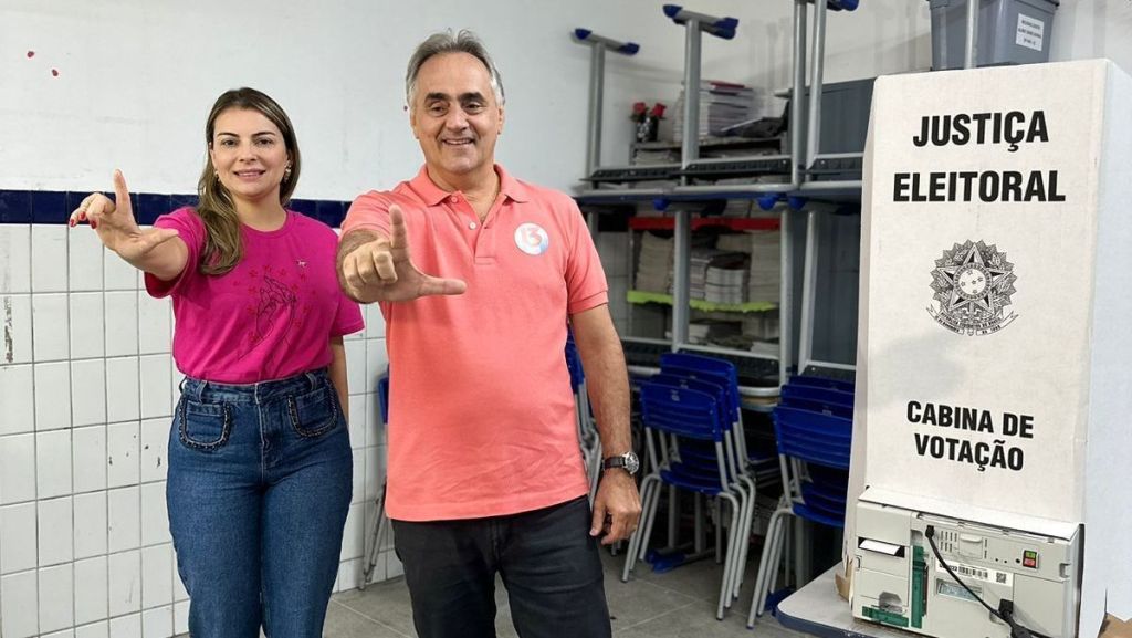 O candidato Luciano Cartaxo (PT) vota nas eleições municipais de João Pessoa, neste domingo (6).