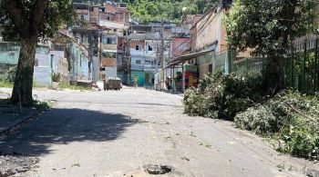 Nas redes sociais, moradores da comunidade relataram intensa troca de tiros; pelo menos sete escolas foram impactadas