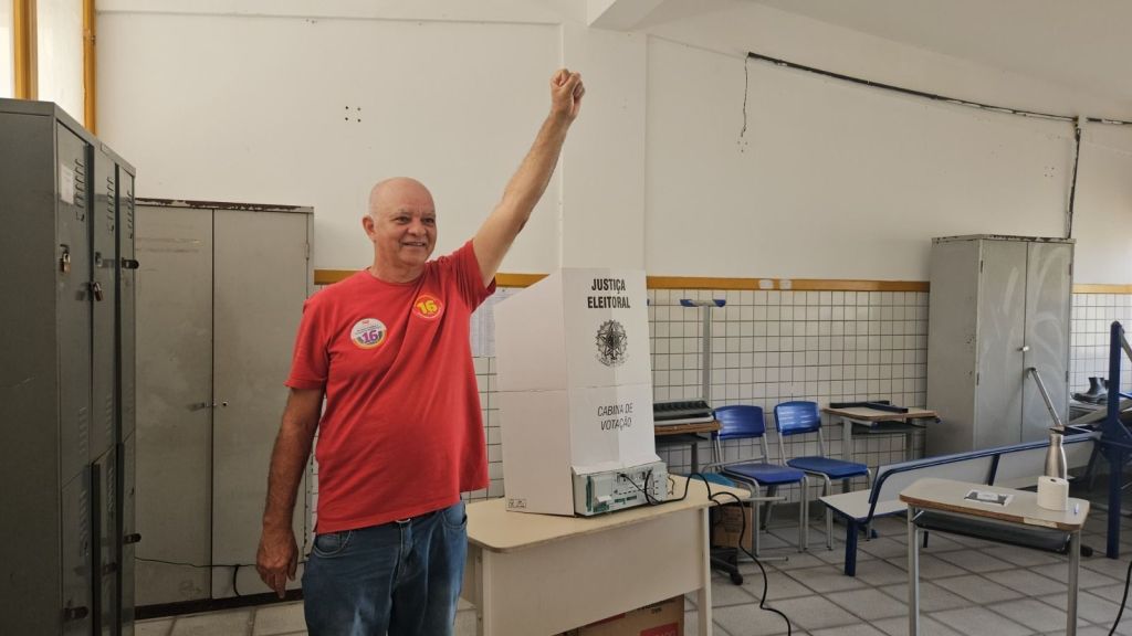 O candidato Nando Poeta (PSTU) vota nas eleições municipais de Natal, neste domingo (6).