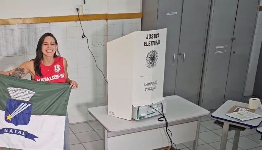 A candidata Natália Bonavides (PT) vota nas eleições municipais de Natal deste domingo (6)