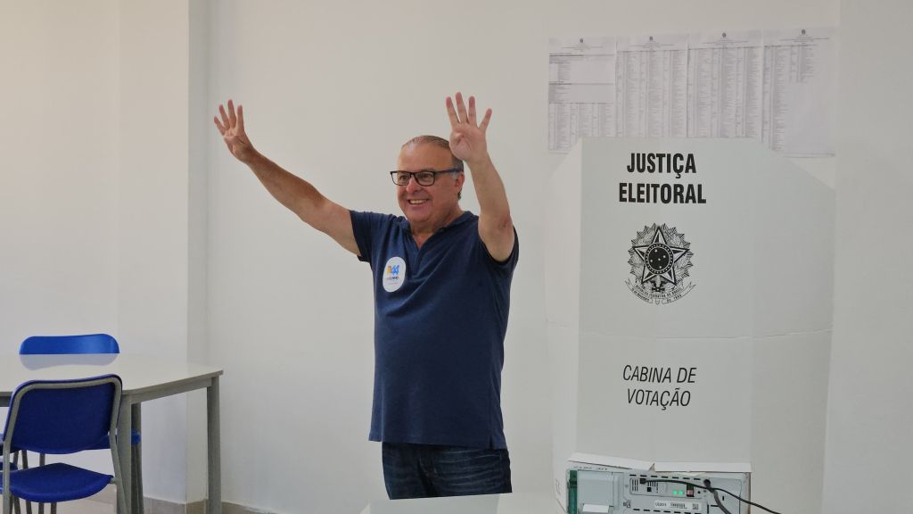 Candidato Paulinho Freire (União) vota nas eleições municipais de Natal, neste domingo (6)