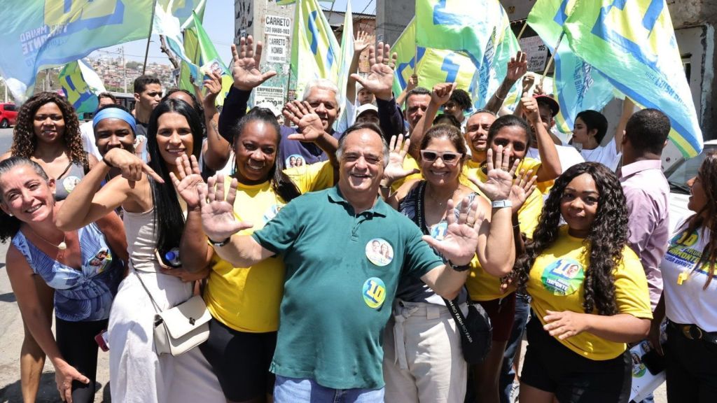 Tramonte (de camiseta verde ao centro da foto) disse que dará continuidade nas obras do bairro Primeiro de Maio