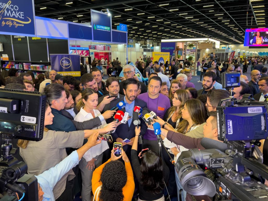 Ricardo Nunes fala com a imprensa durante Feira do Empreendedor