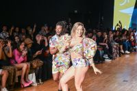 Sheila Mello e Beto Jamaica dançam "É o Tchan" na passarela da SPFW