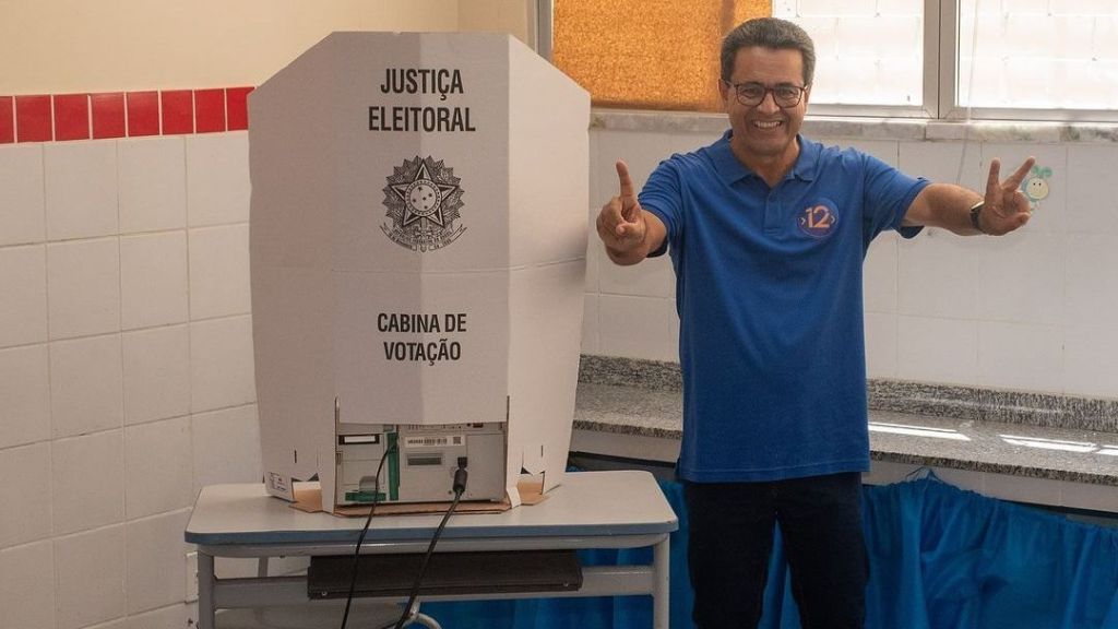 Candidato do PDT à Prefeitura de Aracaju, Luiz Roberto votou na Escola de Educação Especial João Cardoso Nascimento Júnior, no Grageru