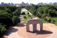 Corpo de mulher é encontrado carbonizado em parque de Porto Alegre 