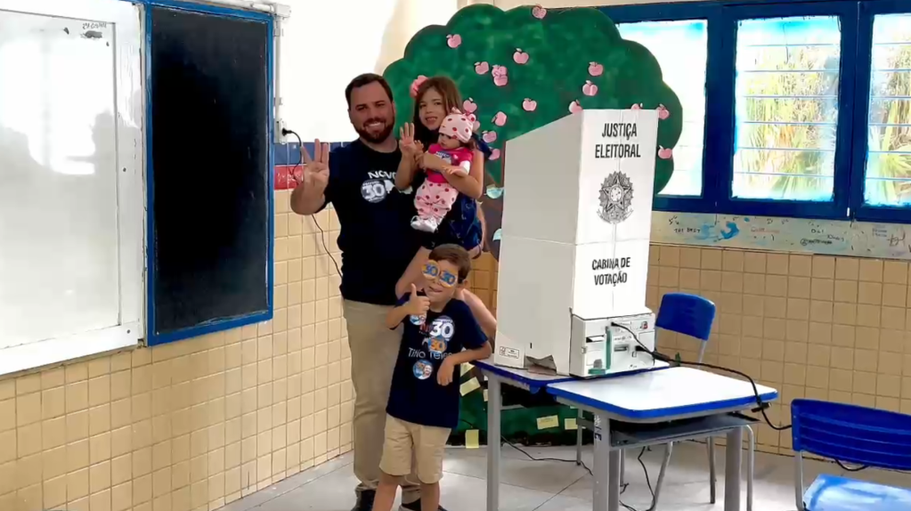 Candidato Técio Teles (Novo) vota nas eleições municipais do Recife, neste domingo (6).