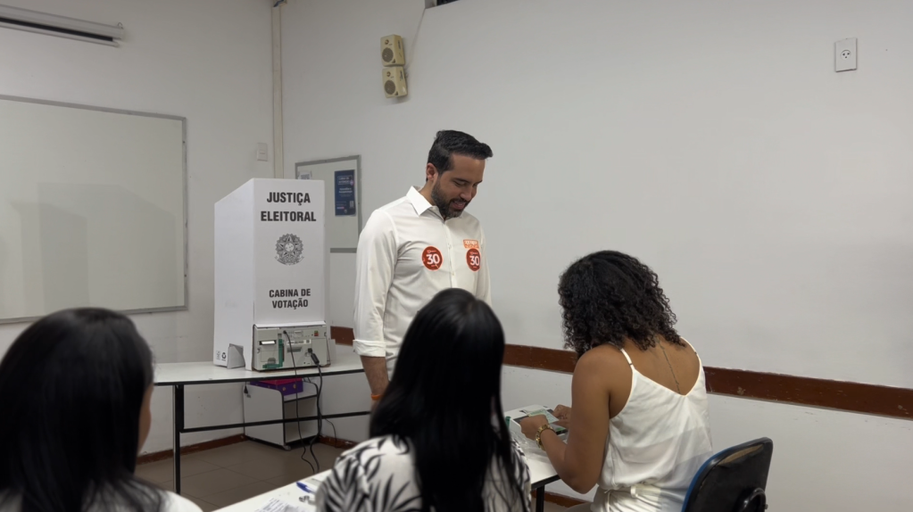 O candidato Professor Tonny Kerley vota nas eleições municipais de Teresina neste domingo (6).