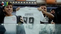 Torcedor do Corinthians leva camisa com nome de Gabigol em jogo contra o Flamengo