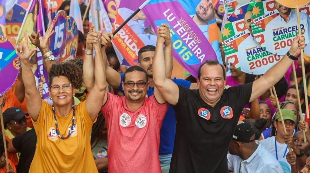 Em campanha, Geraldo (camiseta preta à direita) abordou temas, como o projeto para o Subúrbio Ferroviário do bairro Fazenda Coutos, em Salvador