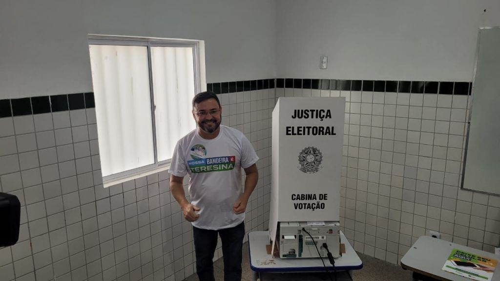 Candidato Fábio Novo (PT) vota nas eleições municipais de Teresina, neste domingo (6)