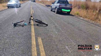 A bicicleta ficou partida ao meio com o impacto da colisão