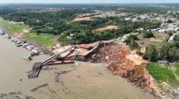 Nas imagens é possível ver uma casa sendo arrastada; autoridades buscam por vítimas 