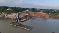 Deslizamento no Rio Solimões soterrou casas flutuantes e barcos; veja imagens