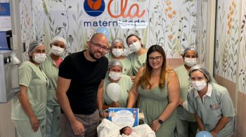 Momento foi registrado por familiares que estavam presentes no nascimento e já acumula milhões de visualizações nas redes sociais