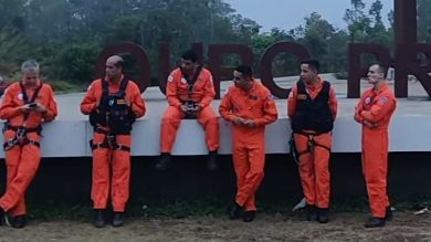 Ocupantes do helicóptero dos Bombeiros foram fotografados antes da decolagem: na foto, da esquerda para direita: tenente Victor, sargento Gabriel, capitão Wilker, o médico Rodrigo Trindade, sargento Wellerson e o enfermeiro Bruno Sudário