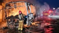 Criminosos colocam fogo em ônibus e chamas atingem casas em Minas Gerais