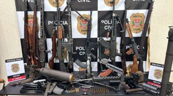 Armas de grosso calibre, entre fuzis e metralhadoras, foram encontradas em um fundo falso de um armário 