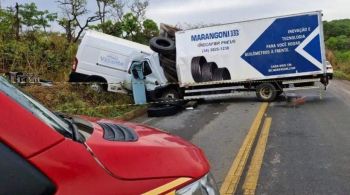 Segundo informações preliminares, motorista da ambulância teria tentado fazer uma ultrapassagem quando bateu de frente com o caminhão