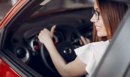 Por que o seguro auto para mulheres é mais barato? Entenda