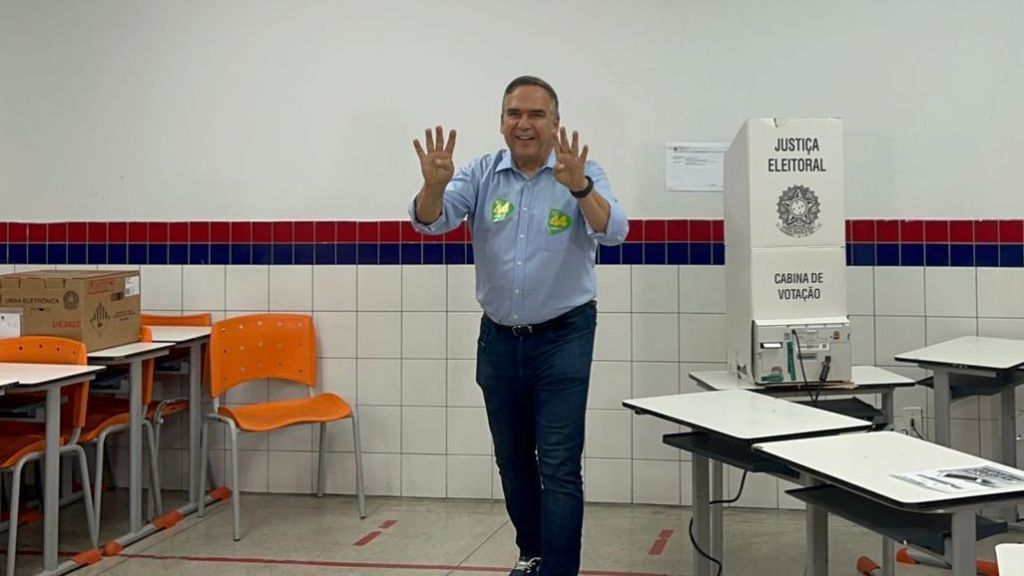 Eleito a prefeito de Goiânia pelo União Brasil, Sandro Mabel posou para fotos após votar no segundo turno