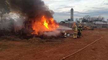 Os veículos seriam leiloados. Os bombeiros utilizaram oito mil litros de água no combate às chamas 