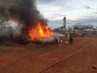 MG: incêndio em pátio destrói veículos, incluindo retroescavadeiras e caminhões