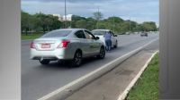 Vídeo: homem é atropelado enquanto empurrava carro em via movimentada