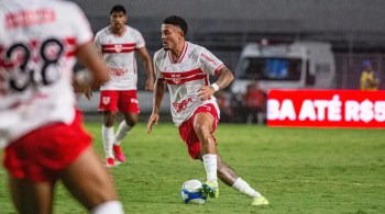 Willian Formiga, do CRB, acertou uma cotovelada no meia do Galo durante o confronto entre as equipes pelas oitavas de final