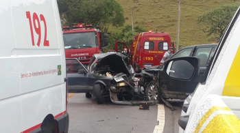 Dois carros bateram de frente na rodovia Comandante João Ribeiro de Barros (SP-294), em Osvaldo Cruz