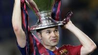 Ídolo do Barcelona, Iniesta recebe homenagem do Real Madrid