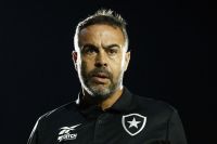 Artur Jorge comemora vitória do Botafogo: "Faz parte da ambição"